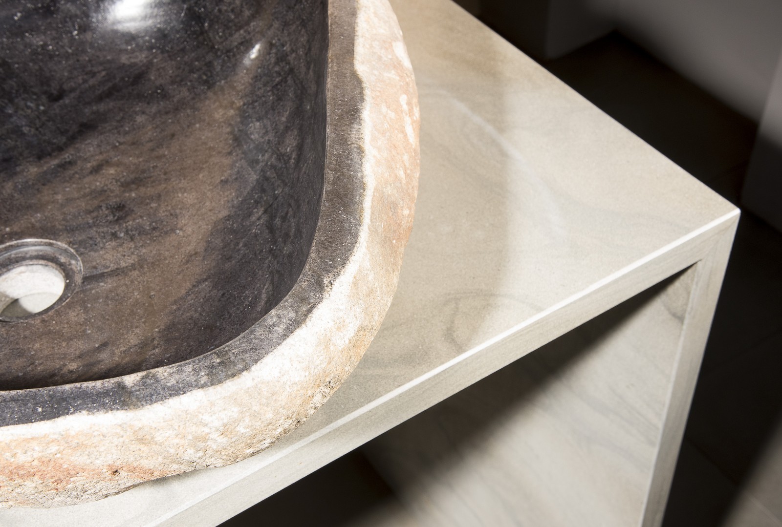 PARTICOLARE LAVABO IN PIETRA SCAVATO